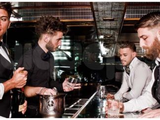 La noche seduce al hombre en 'Night Club, Dark Side', de quiquepop