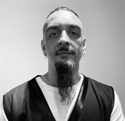 staff-peluqueria-quiquepop-alicante-quique-250x243_2023_DINKO